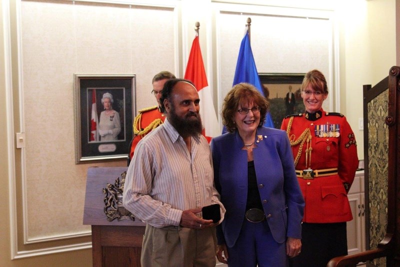 Faiz Mahal accepts the Queen&#8217;s Jubilee Medal on behalf of his daughter