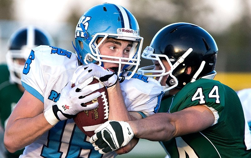 CLOSE ENCOUNTER &#8211; Ty Beck of the Paul Kane Blues is pressured by a Spruce Grove Panther in Thursday&#8217;s 34-13 victory at Fuhr Sports Park. It was the Carr division