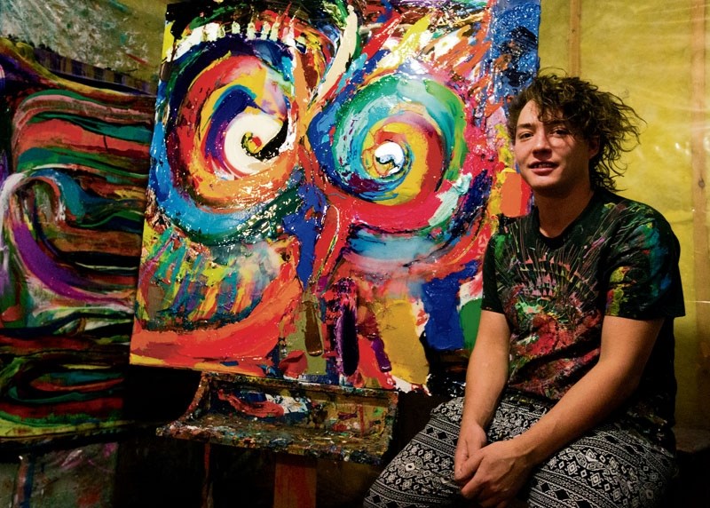 VASA member Garrett Plummer hones his skills as he prepares for Art Battle 333 taking place at Knoxville&#8217;s Tavern on Thursday evening.