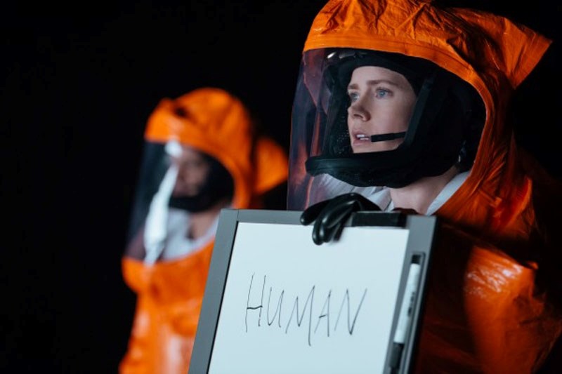 Dr. Louise Banks (Amy Adams) and Ian Donnelly (Jeremy Renner) are enlisted by the army to try and figure out how to communicate with aliens.