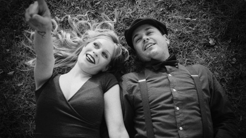 Janet (Heidi Ellen) and Kurtis (Andrew Pahlke) are two old-fashioned fools for love in a techno-crazed world in I Phub You