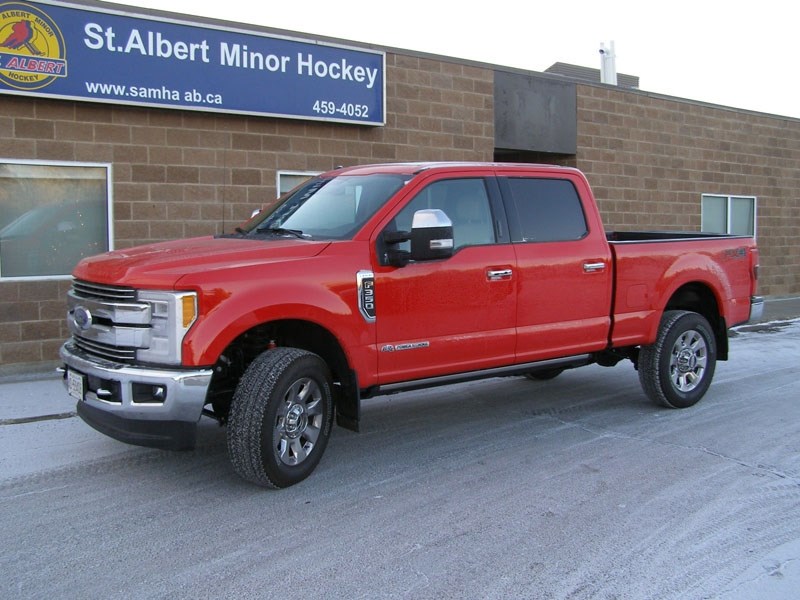 Exterior of the Ford F-350 Super Duty looks familiar.