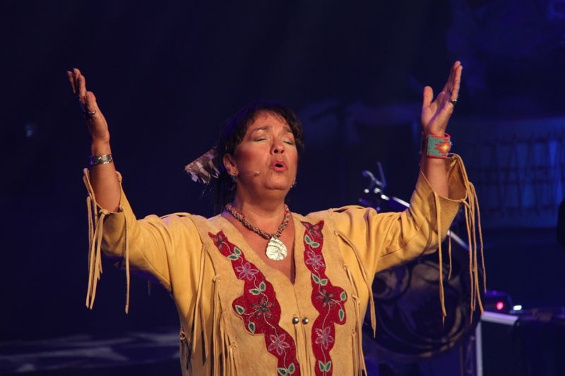 Roots singer-songwriter Laura Vinson delivers a fresh take on history through her Mountain Métis music. Along with her band Free Spirit