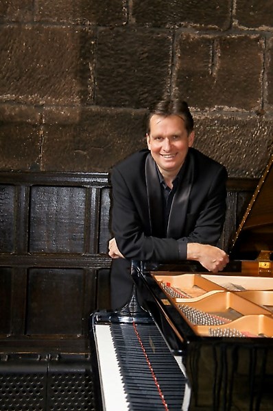 Britain&#8217;s Dr. Murray McLachlan made his professional debut in 1986 and has an extensive repertoire that includes more than 40 concertos and 24 preludes and and fugues.