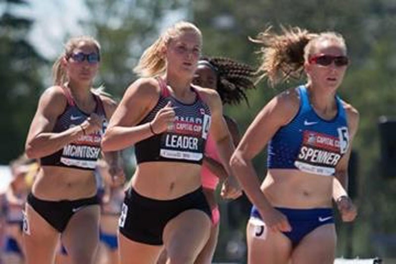 Niki Oudenaarden running in the 800 metre run.