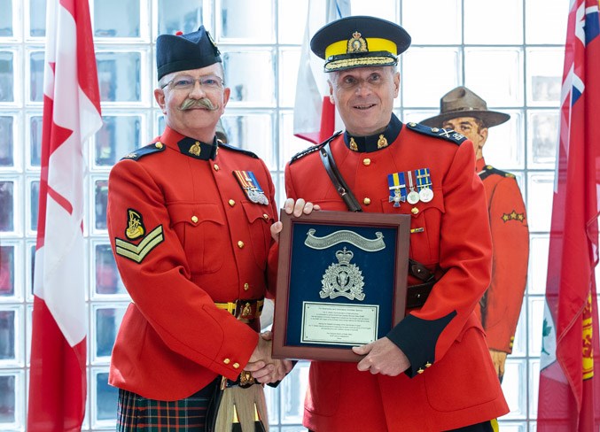 0906 award WEB sh 20180526 StAlbertParade 146