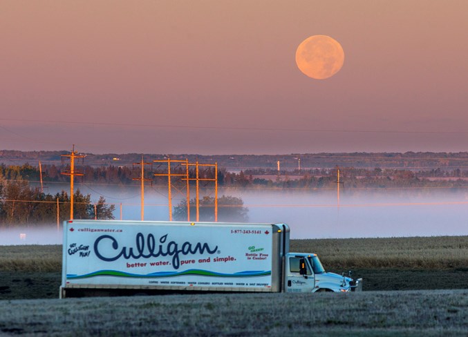 SA traffic and moon CC 4172.eps