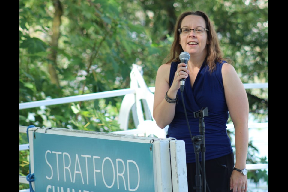 Stratford Summer Music GM Kendra Fry enthusiastically introduces the 2022 season’s final barge music act of acclaimed fiddler, step dancer, singer, songwriter Dan Stacey and the multi-talented keyboardist, all-round musician, producer and director Andrew Craig this past weekend.