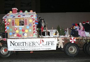 parade_gingerbreadhouse_290