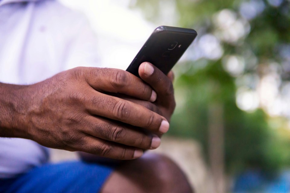 010425_cellphone-pexels-joshuaworoniecki-4554696