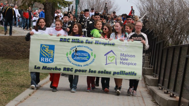 Hundreds of people hiked through Bell Park Sunday afternoon to remember their loved ones who have passed away and support Maison Vale Hospice with the RBC Hike for Hospice. Photo by Jonathan Migneault.