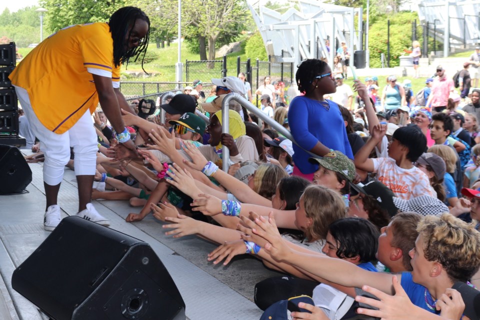 More than 1,200 Conseil scolaire catholique Nouvelon and and Conseil scolaire du Grand Nord students took part in a St-Jean Baptiste concert on June 1 at the Grace Hartman Amphitheatre in Bell Park. The event featured a performance by Francophone artist LeFLOFRANCO with DJ Skorpyon. Opening the show, however, were student performers Rodney Miller from Nouvelon and Véronique Champoux from Grand Nord, accompanied by DJ Alex Reed, a graduate of Collège Notre-Dame in Sudbury.