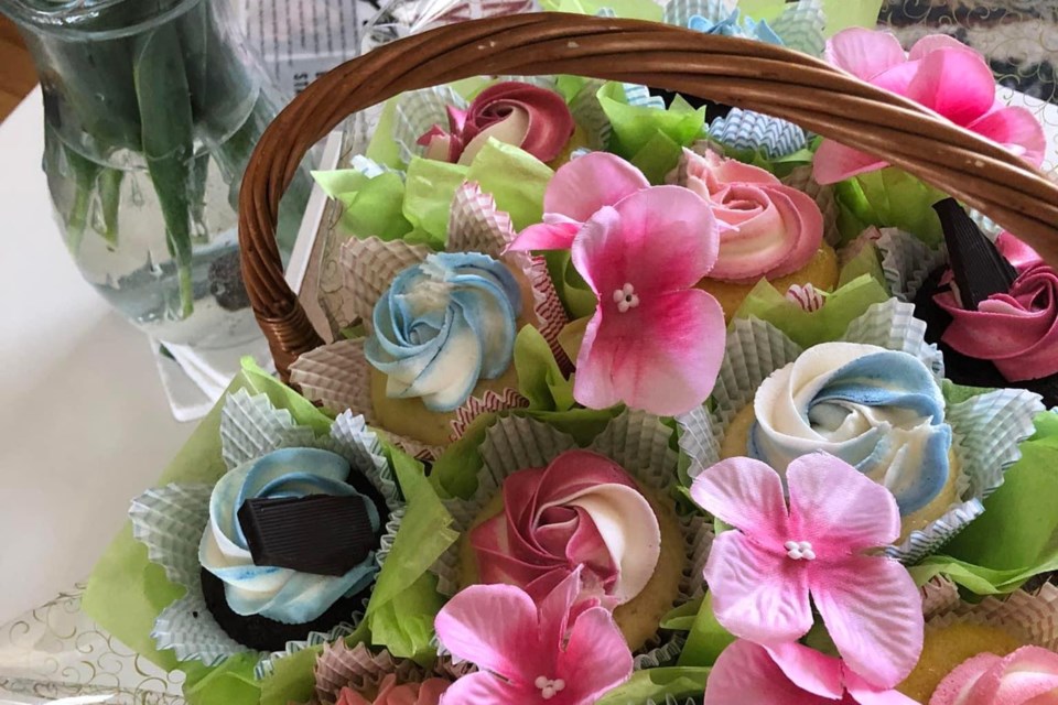 060424_labby_cupcakes