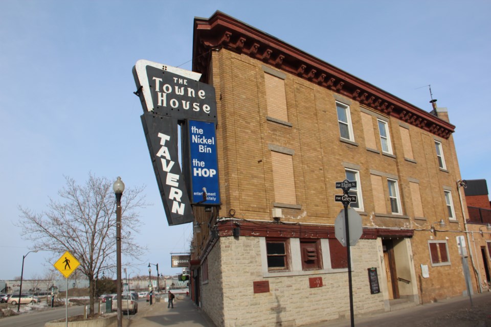 The exterior of The Townehouse on a nearly-empty Elgin Street Wednesday morning. (Heidi Ulrichsen/Sudbury.com)