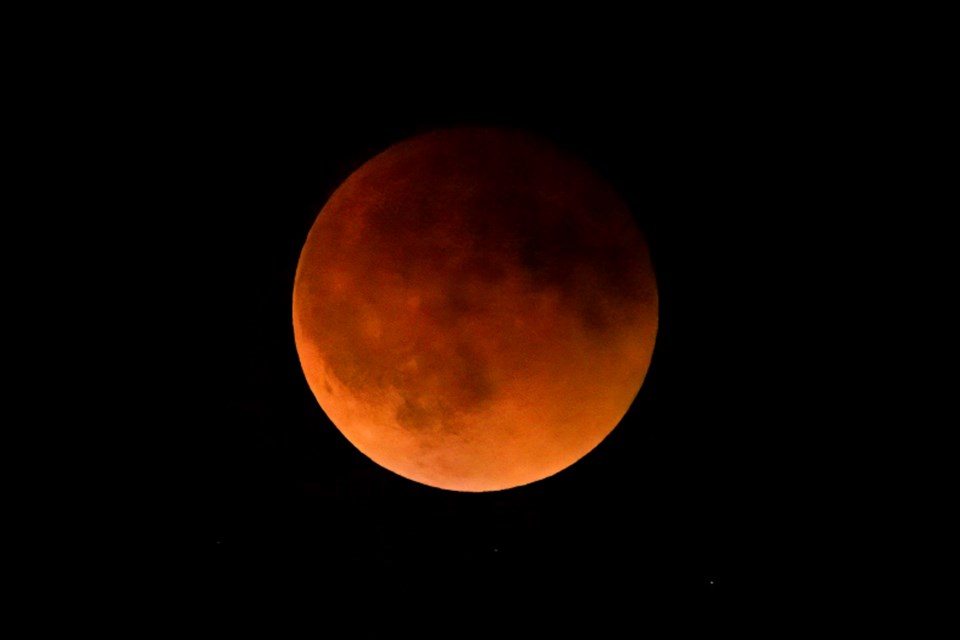 180522_gary lachapelle blood moon