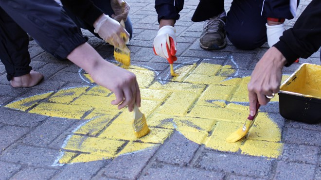Downtown Sudbury will have a distinct décor over the next several weeks as yellow daffodils are popping up along the sidewalks and yellow bows strewn about trees, poles and parking meters. (Callam Rodya/Sudbury.com)