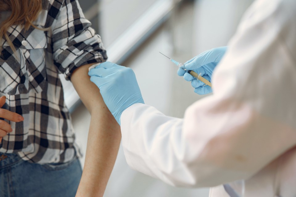 Sudbury Health Unit calling for local businesses to establish a COVID-19 vaccination policy. (Photo / Pexels / Gustavo Fring)