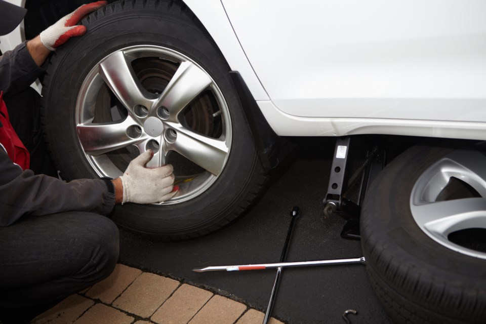 Professional technician changing summer tires (1)