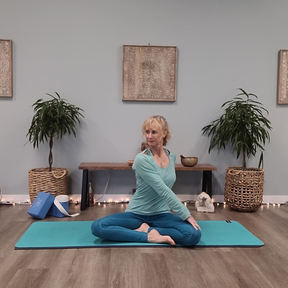 seated-twist-2-brand-colours-nov-2021