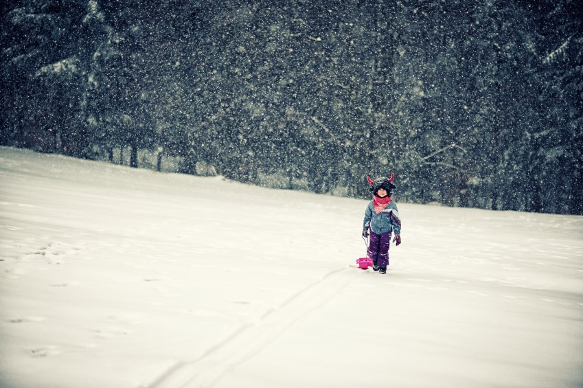 kid-in-playing-snowl