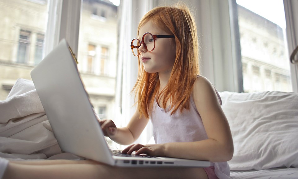 little_girl_glasses_virtual_laptop_pexels-andrea-piacquadio-3761513