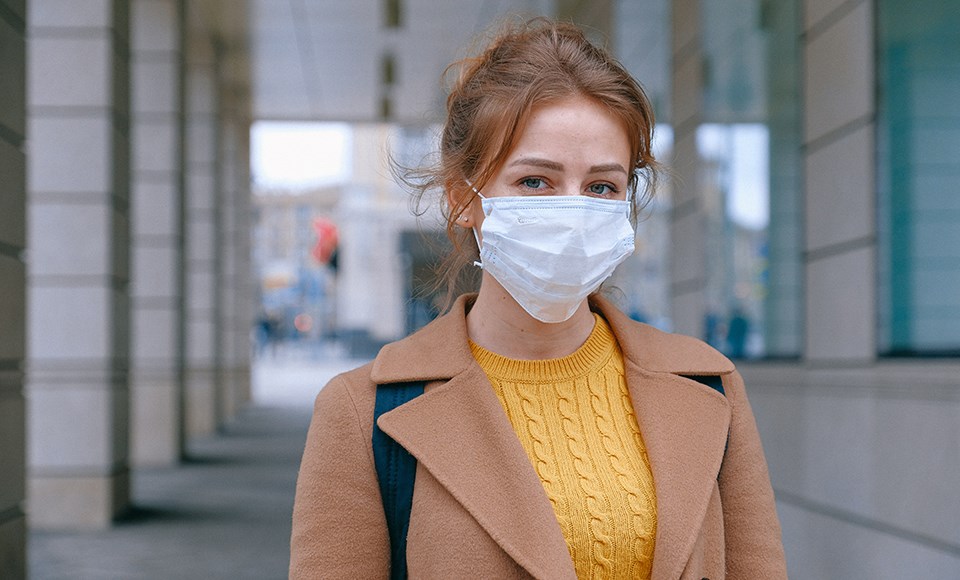 woman_mask_outside_pandemic