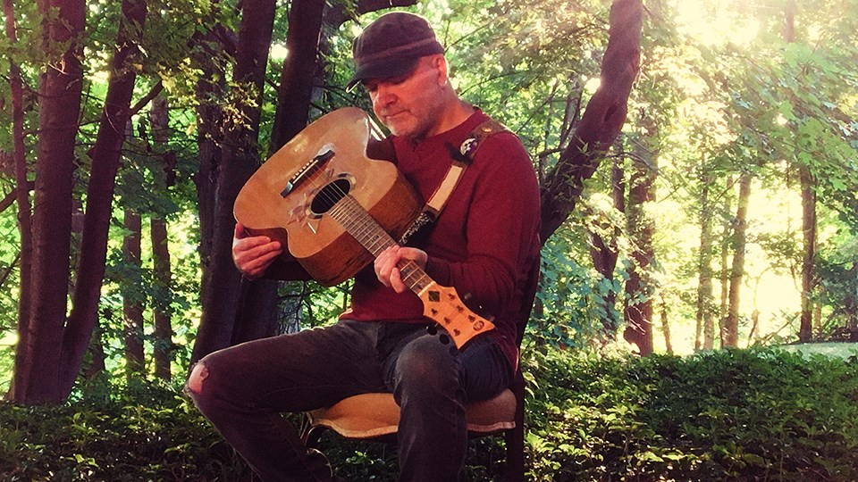 Singer-songwriter David Leask holds Voyageur, a guitar handmade with pieces of Canada’s history and culture, including a piece of Wayne Gretzky’s hockey stick, wood from John A. Macdonald’s house, and an Inuit ulu knife. (Supplied)