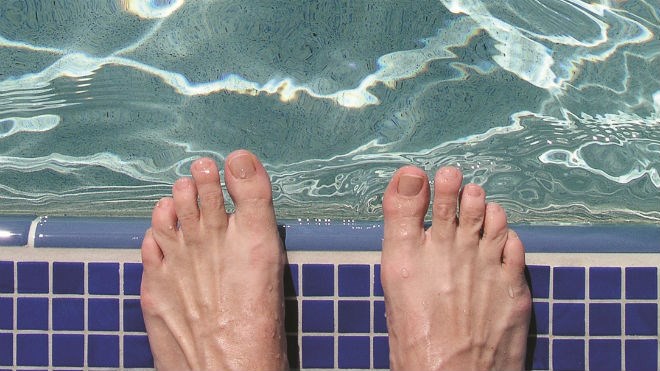 290415_pool_feet