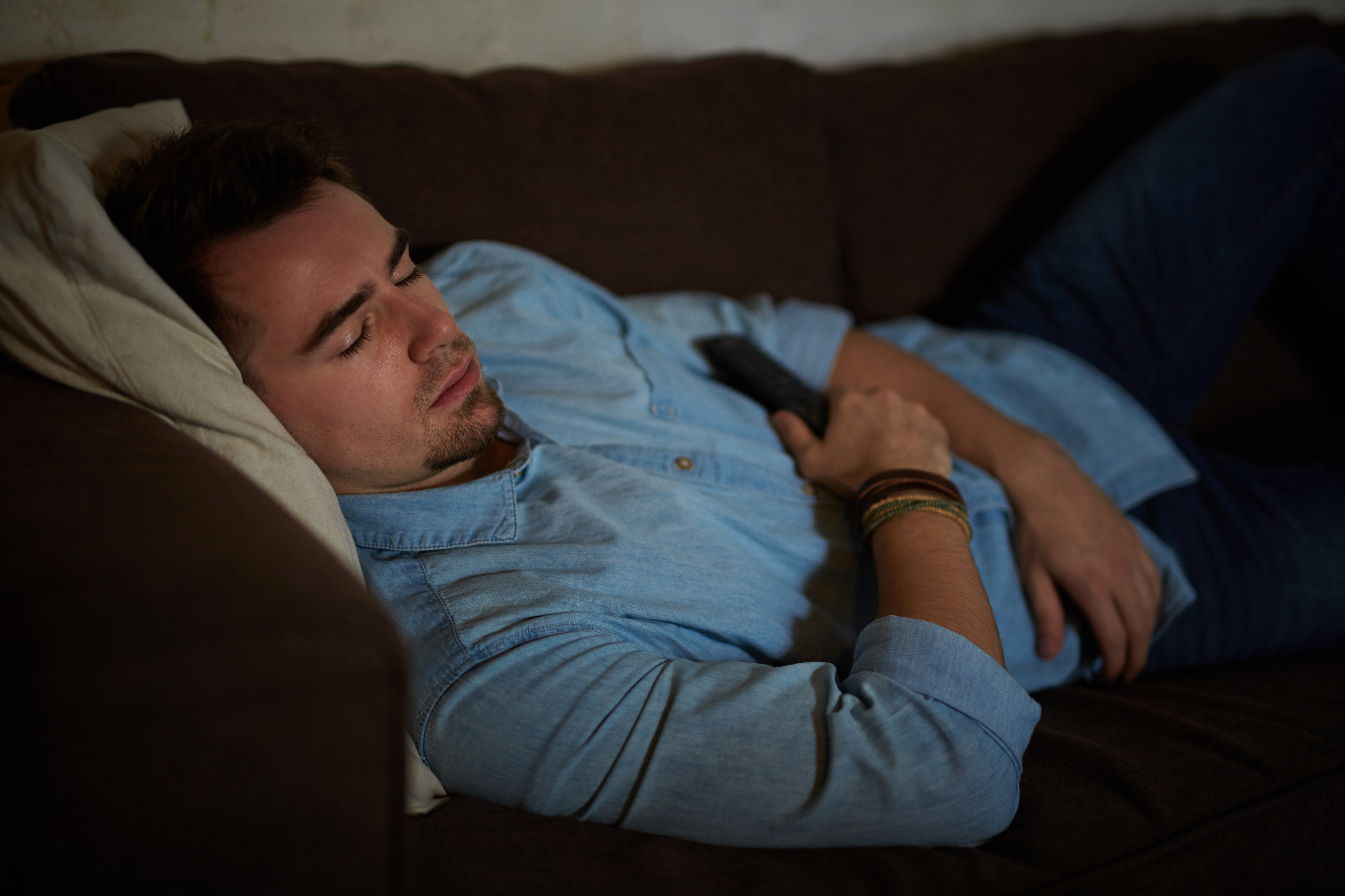 Спящий муж на скрытую. Спящий мужчина. Мужчина на диване. Уснул перед телевизором. Спящие.