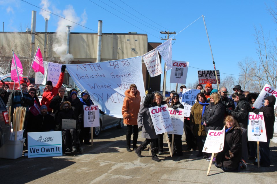 A few dozen Sudbury Hospital Services workers gathered for a rally outside of the laundry facility on March 25, as the last load of clean linens left the SHS plant Saturday afternoon. (Matt Durnan)