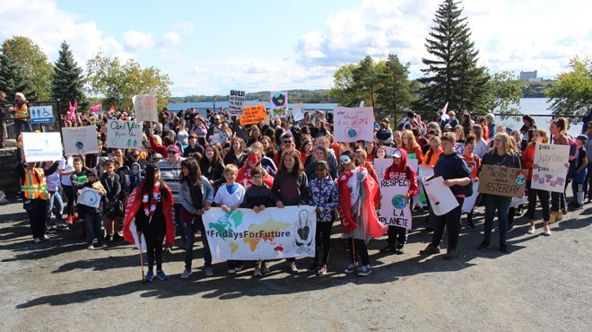 Chants and cheers rang out through Bell Park Thursday afternoon as close to 1,000 people gathered at the Fridays for Future climate rally. (Matt Durnan/Sudbury.com)