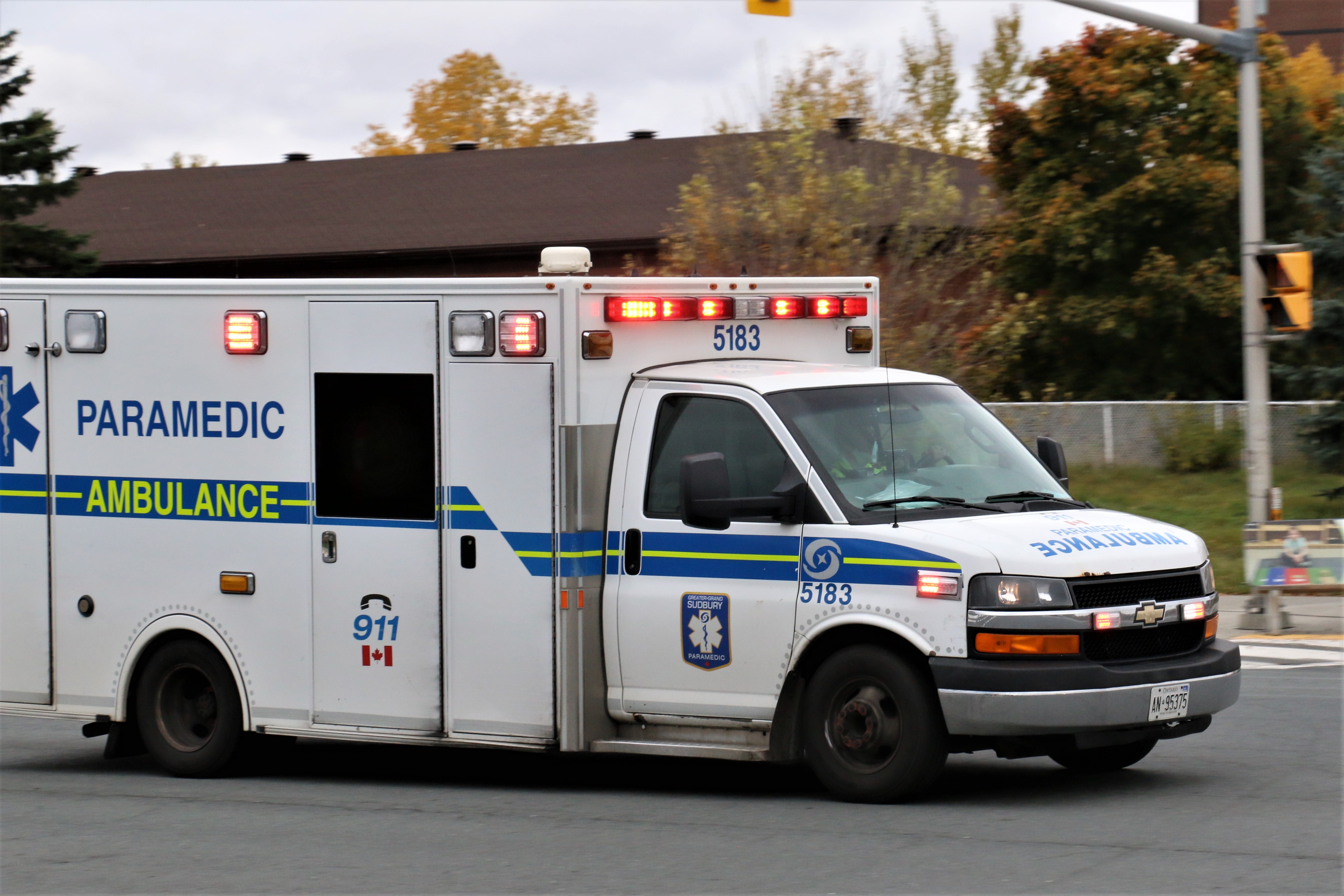 【中古】 Feel the Pain Ambulance China MF-111 FORD CHEVROLET AMBULANCE TRUCK Car Tin Friction