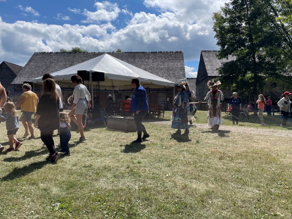 anishinaabe-keeshigun-fort-william-historical-park