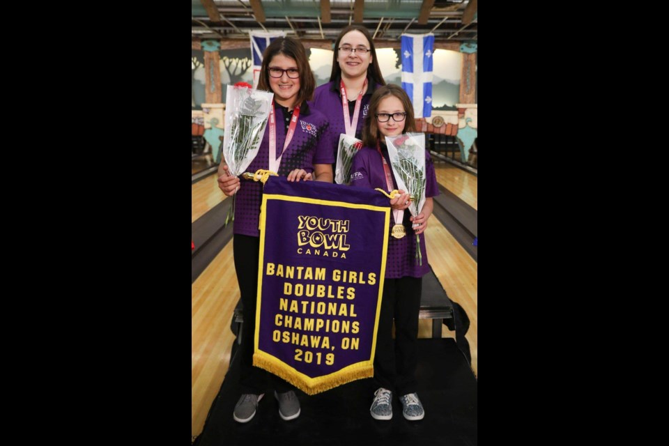 Karmyn Zewiec, coach Katie Bonnie, Kayleen Kajorinne