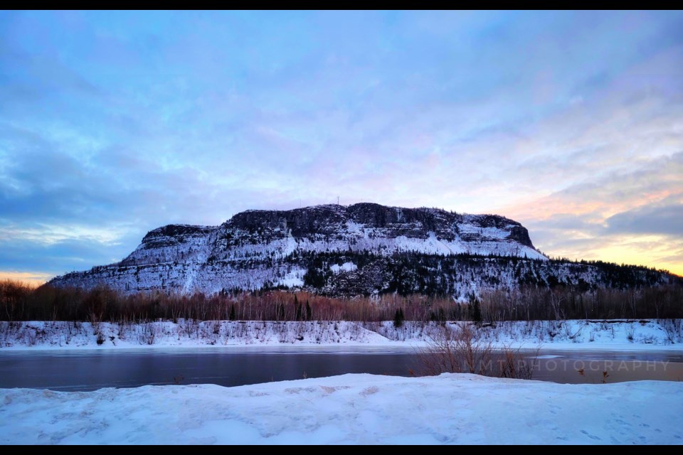 The Mountdale Avenue boat launch, with Mount McKay seen in the background. (Ninu)