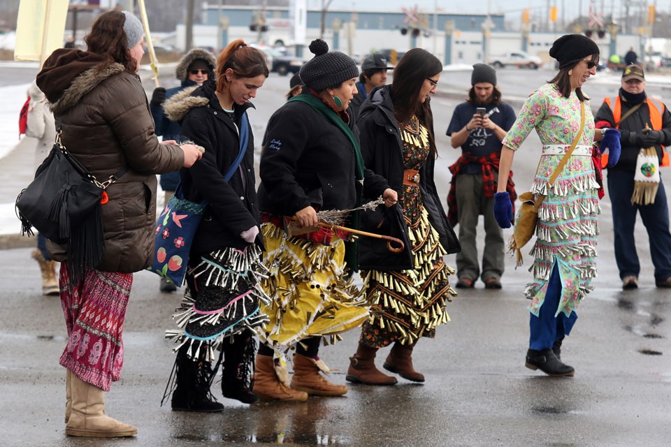 Dancers take part in a Monday, Dec. 5, 2016 demonstration for water rights at the intersection of Memorial Avenue and the Harbour Expressway (Leith Dunick, tbnewswatch.com). 