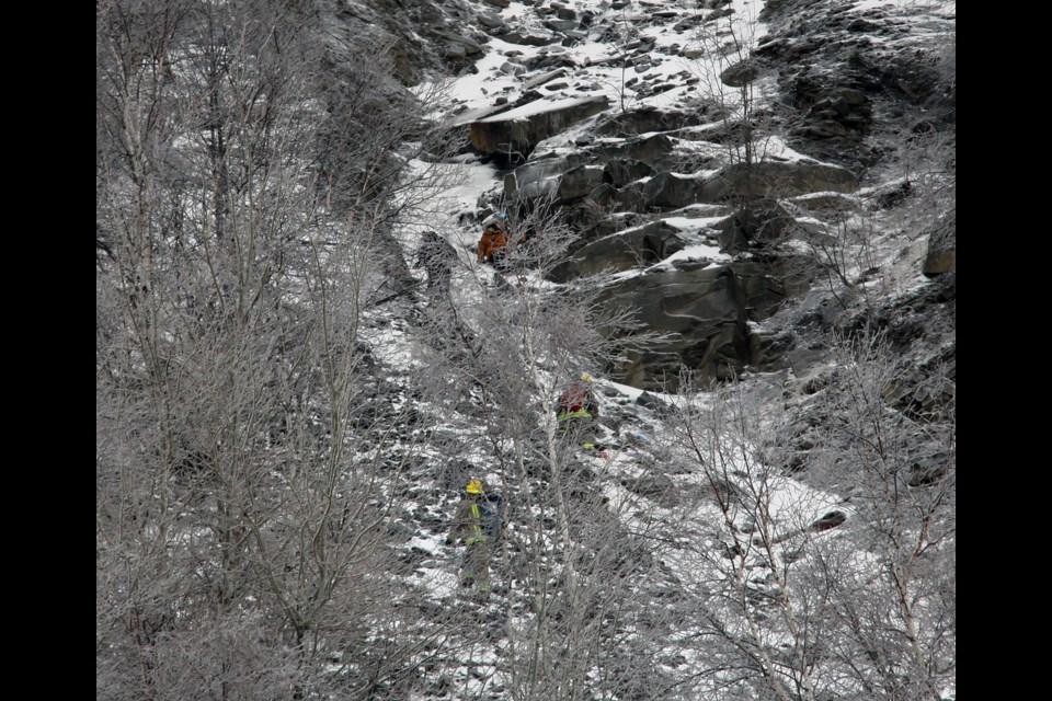 Thunder Bay Fire Rescue crews make their way towards a pair of hikers stuck on Mount McKay on Wednesday. (Matt Vis, tbnewswatch.com)