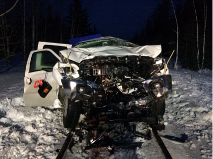 Front view of hi-rail vehicle after collision. (http://www.bst-tsb.gc.ca/eng/rapports-reports/rail/2016/r16h0024/r16h0024.asp)