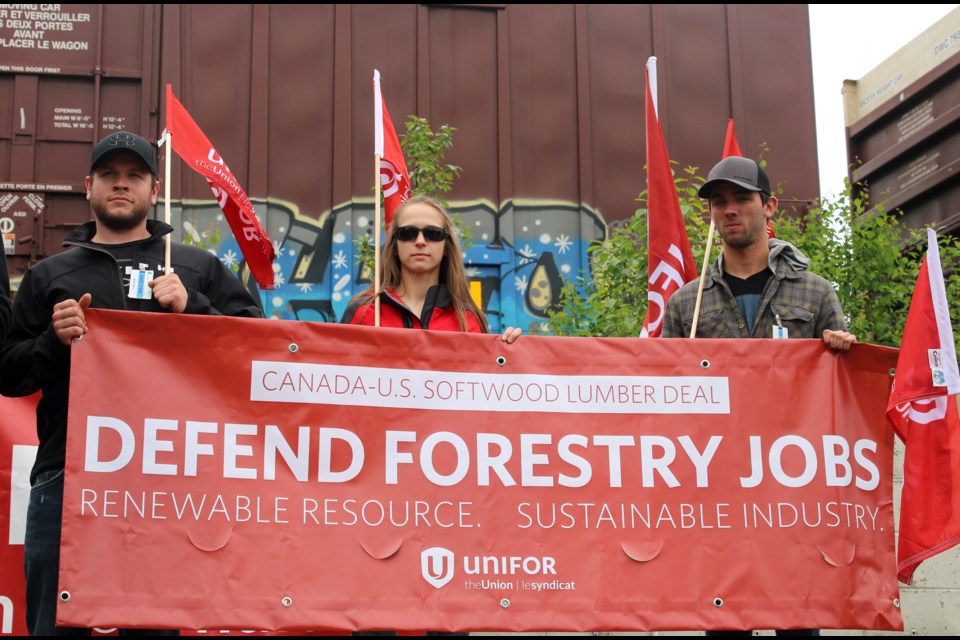 Hundreds of workers and union members rallied at Resolute Forest Products calling on the government to reach a deal with the United States in the softwood lumber dispute. 