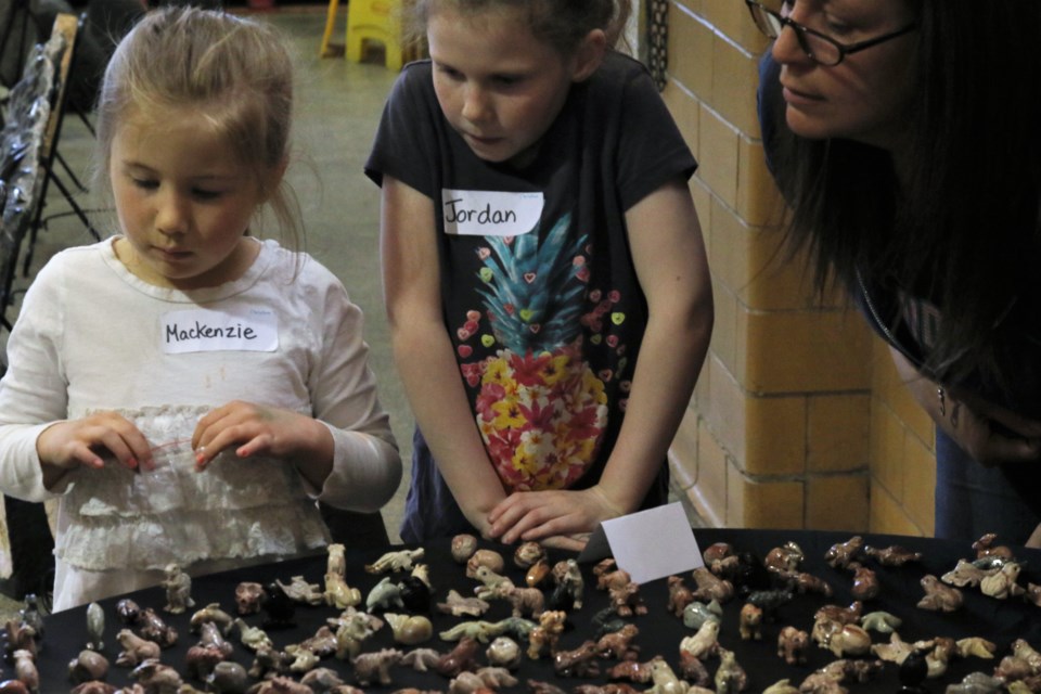 Students from Gorham & Ware Community School look at animal-shaped rocks. (Michael Charlebois, tbnewswatch.com)