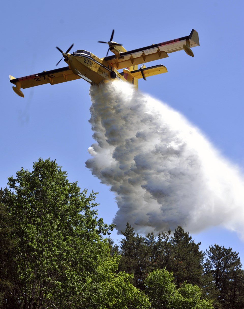 Forest fire Cl 415 tanker near Dryden  August 2018