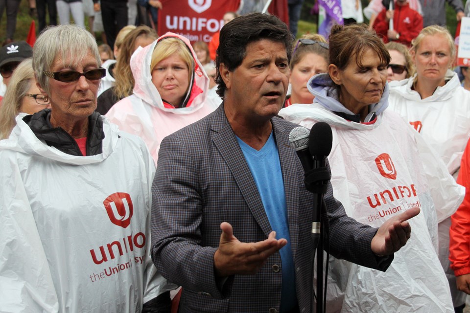 Unifor national president Jerry Dias is joined by Unifor members at a rally outside the Port Arthur Health Centre on Wednesday, August 8, 2018. (Matt Vis, tbnewswatch.com)