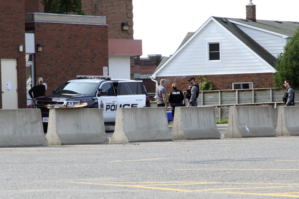 Thunder Bay Police Service officers prepare to enter the Port Arthur Health Centre on Friday, August 10, 2018. (Matt Vis, tbnewswatch.com)