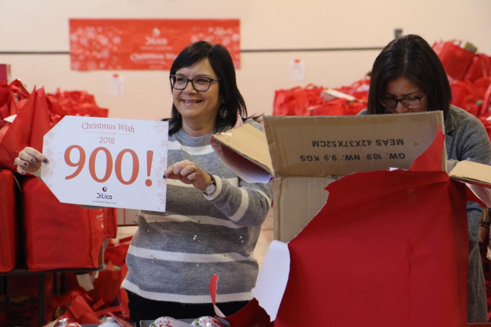 Dilico executive director Darcia Borg (left) and director of health Natalie Paabola presenting the total number of bags for this year's Chistmas Wish campaign. (Michael Charlebois, tbnewswatch)