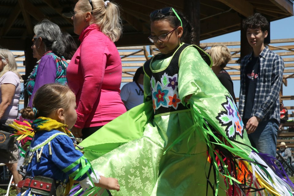 Kaitlyn Moses (pictured in green) dancing in the pow-wow. (Michael Charlebois / tbnewswatch)