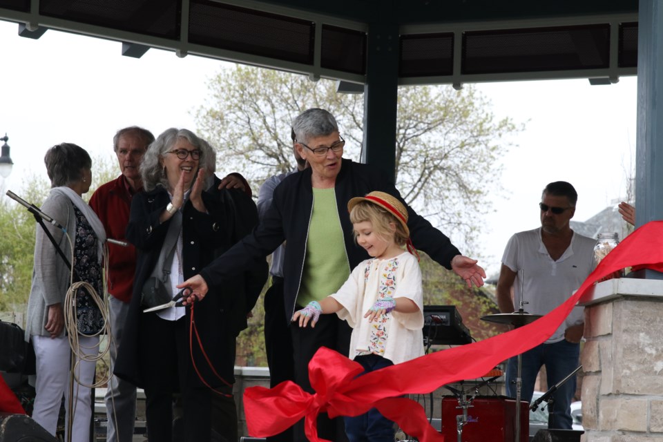 Coun. Rebecca Johnson (middle) helps six-year-old Finlay Arpin cut the ceremonial ribbon. (Michael Charlebois / tbnewswatch)