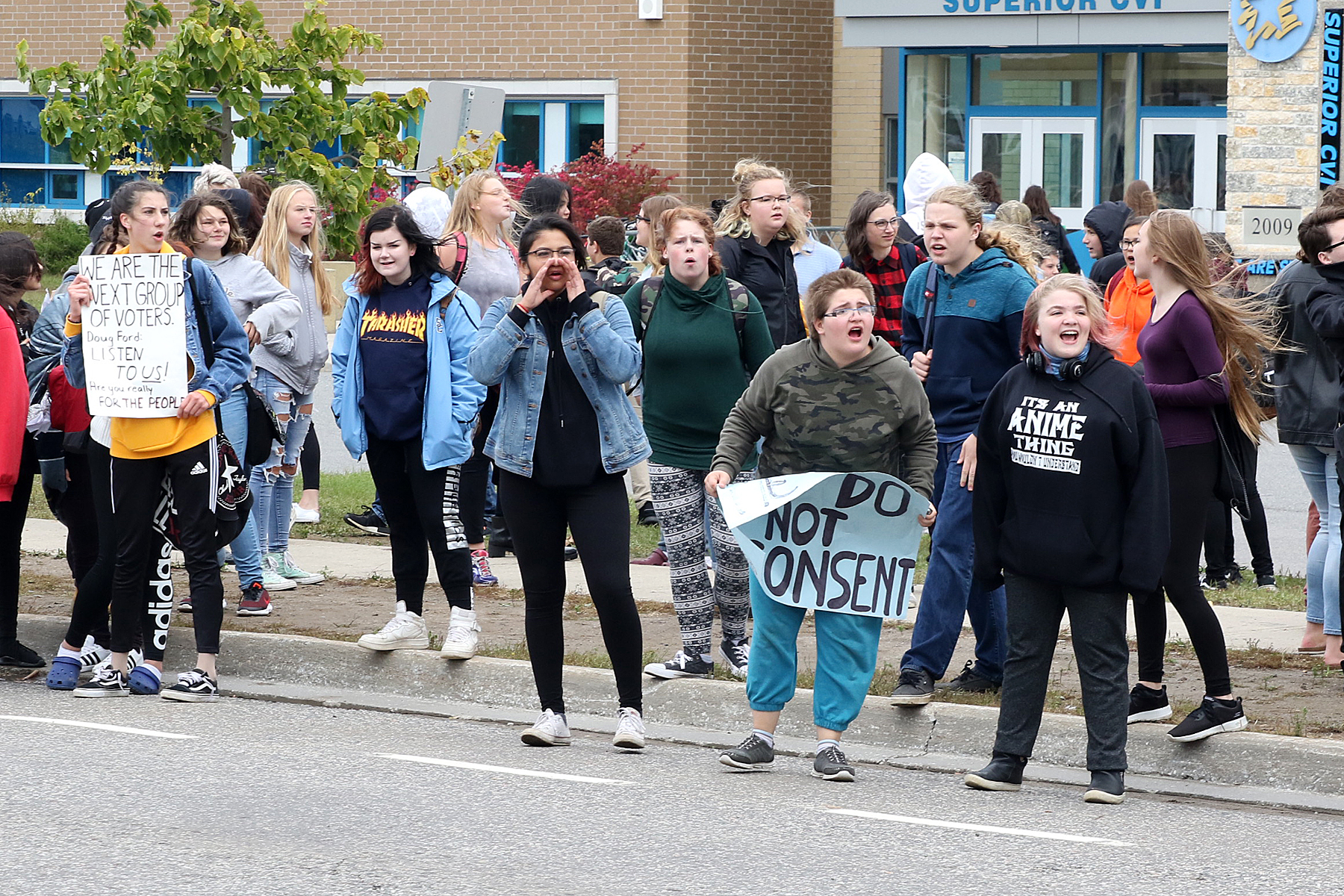 Students walk out in sex-ed protest (3 photos) 
