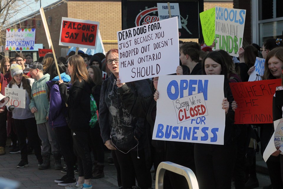 Thunder Bay high school students participating in the province-wide walkout gathered outside the constituency office of Thunder Bay-Superior North Liberal MPP Michael Gravelle on Thursday, April 4, 2019. (Matt Vis, tbnewswatch.com)