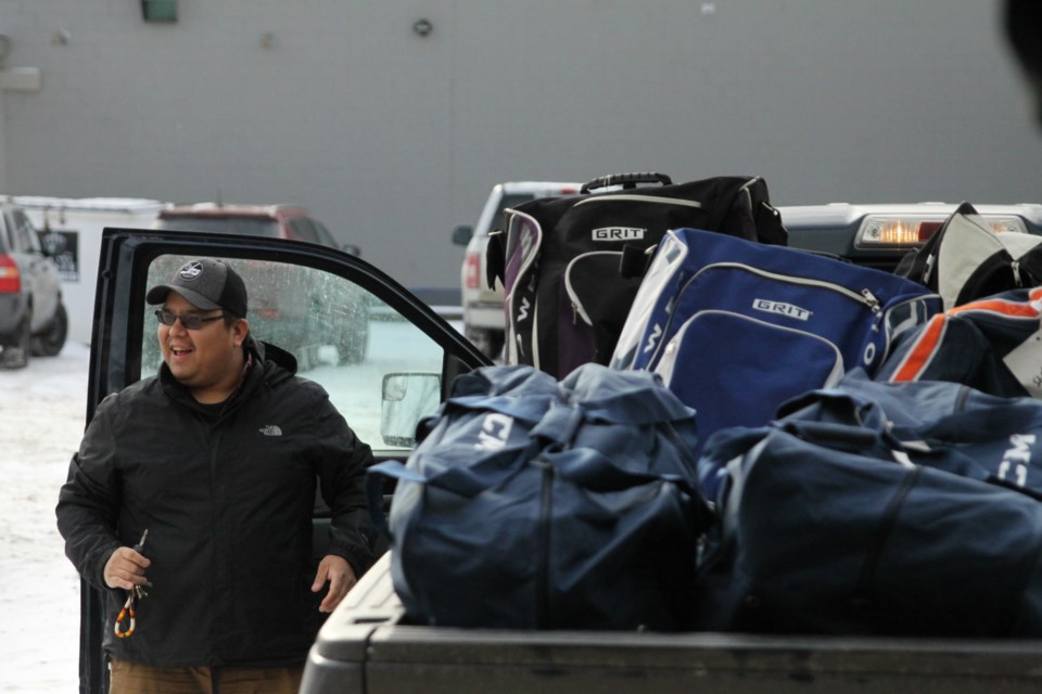 Damien Bouchard from Aroland First Nation loads bags into his truck. (Ian Kaufman, Tbnewswatch.com)