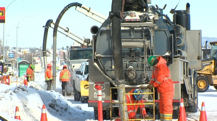 A broken main on Memorial near Central ended up disrupting traffic as well as Tbaytel services (Alana Pickrell/TBTV)